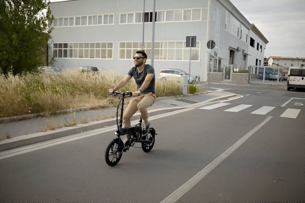 A man rides his e-bike on the street in his leisure without worrying about any question: do I need a license for an electric bike
