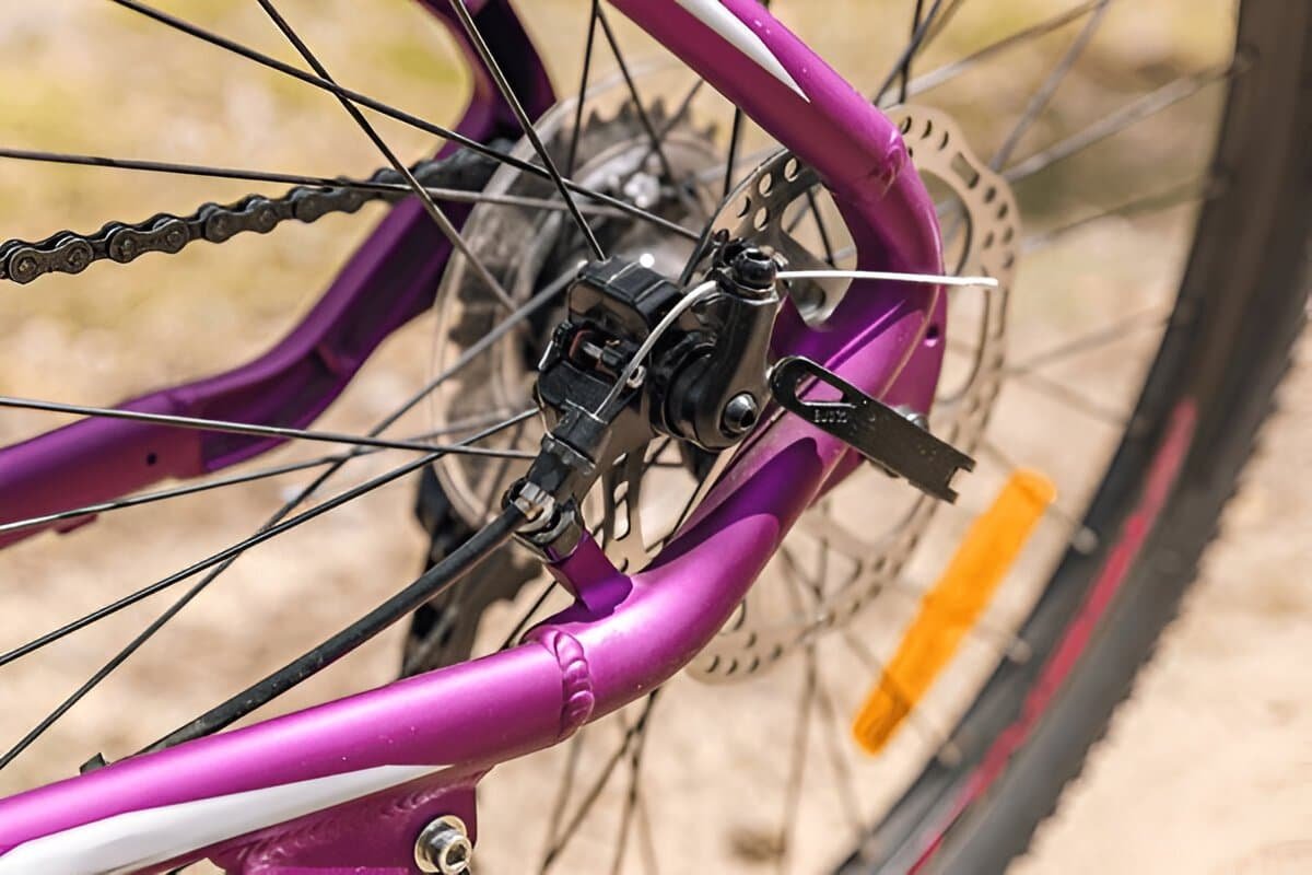 A represenation of how hydraulic bicycle brakes works